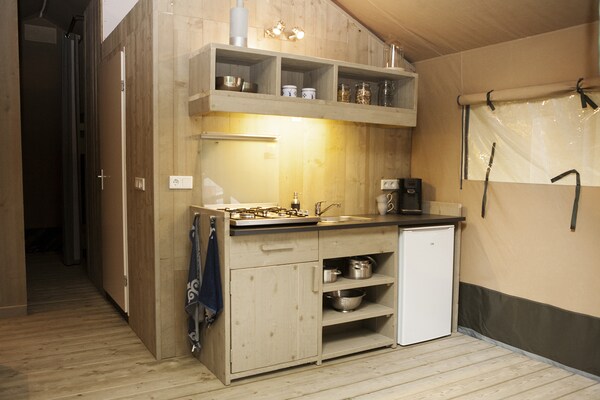 Foto van Safaritent in Nederland met Privéterras - Vakantiehuis in Voorthuizen - Kitchen