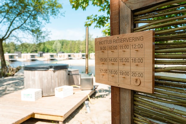 Foto van Glamping Tent in Zeewolde met BBQ - Vakantiehuis in Zeewolde - ParkFacilities