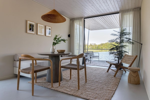 Foto van Waterlodge in Nederland met Terras - Vakantiehuis in Zeewolde - LivingRoom