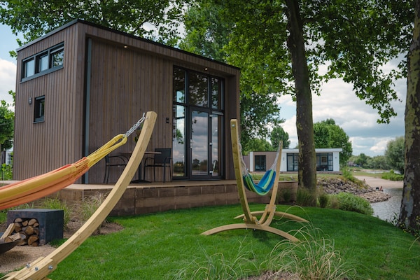 Foto van Tiny House aan Nederlands Water - Vakantiehuis in Maurik - Untagged