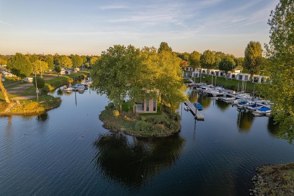 Foto van Tiny House aan Nederlands Water - Vakantiehuis in Maurik - Untagged