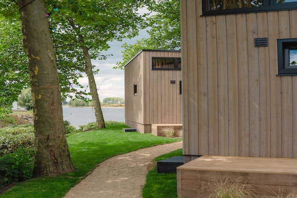 Foto van Tiny House aan Nederlands Water - Vakantiehuis in Maurik - Untagged