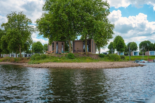 Foto van Tiny House aan Nederlands Water - Vakantiehuis in Maurik - Untagged