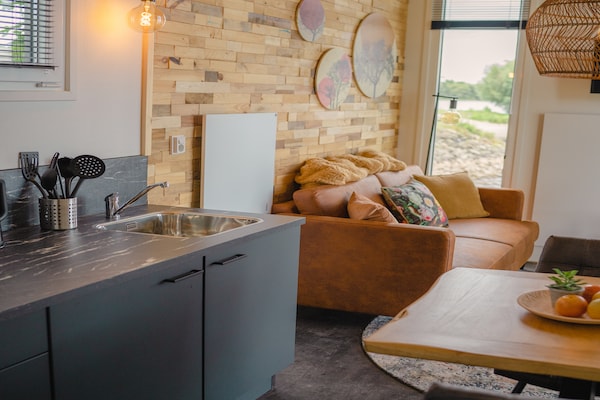 Foto van Tiny House aan Nederlands Water - Vakantiehuis in Maurik - Untagged