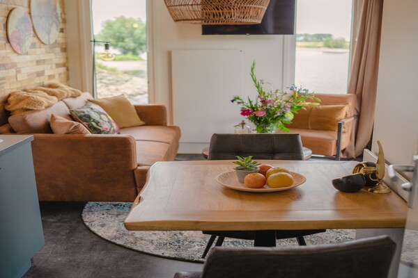 Foto van Tiny House aan Nederlands Water - Vakantiehuis in Maurik - Untagged
