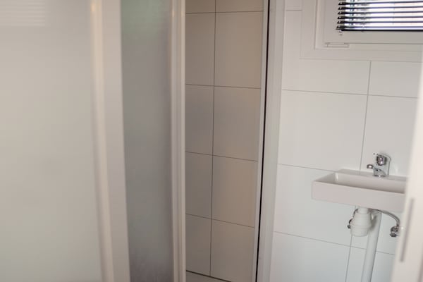 Foto van Tiny House aan Nederlands Water - Vakantiehuis in Maurik - Untagged