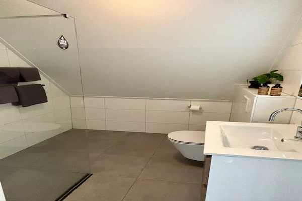 Foto van Gezellige 4-persoons lodge in tiny house stijl. - Vakantiehuis in Zoutelande - BathRoom