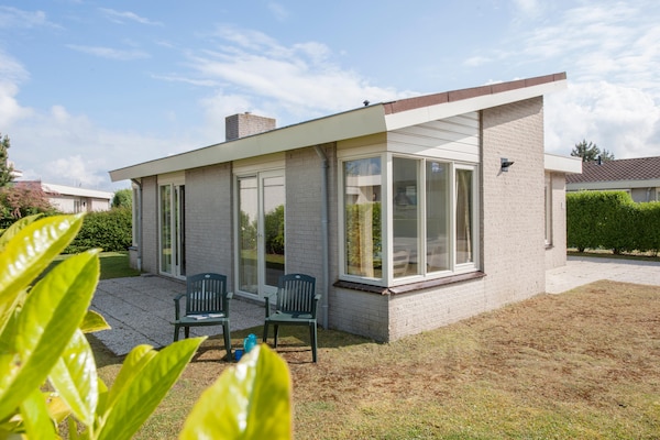 Foto van Bungalow in Nederland met Privé Sauna - Vakantiehuis in Kamperland - ExteriorSummer