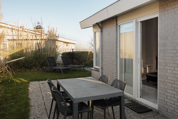 Foto van Bungalow in Nederland met Privé Sauna - Vakantiehuis in Kamperland - TerraceBalcony