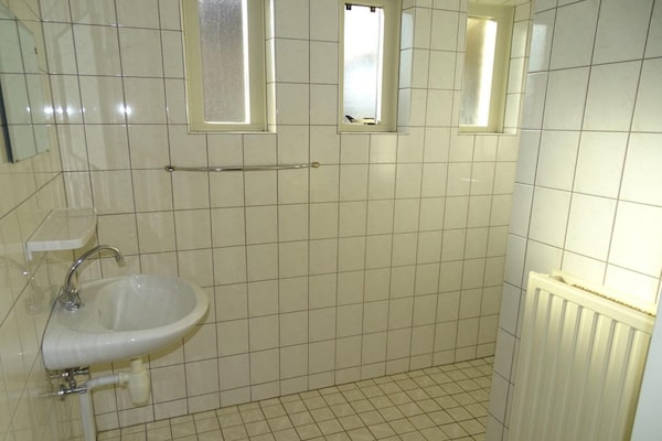 Foto van Bungalow in Breskens bij Strand en Vuurtoren - Vakantiehuis in Breskens - BathRoom