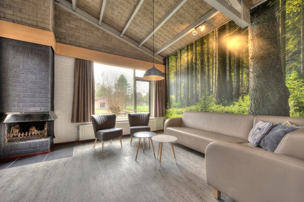 Foto van Bungalow in Weerterbergen met Tuin & Haard - Vakantiehuis in Weert - LivingRoom