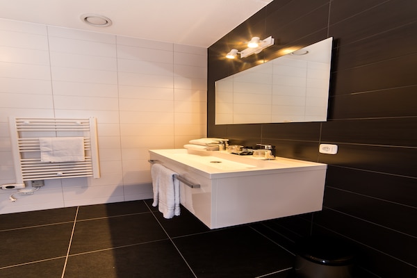 Foto van Luxe panorama suite bij Maastricht - Vakantiehuis in Maastricht - BathRoom