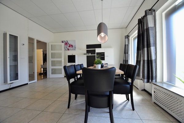Foto van Luxe woning in Limburg met bubbelbad - Vakantiehuis in Walem - DiningRoom