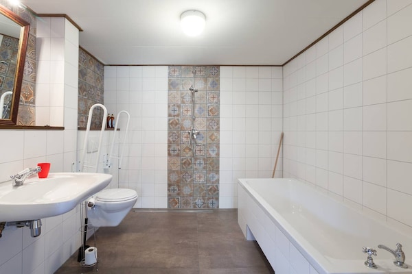 Foto van Gezellig comfortabel vakantiehuis bij de boer in Horssen met een tuin - BathRoom