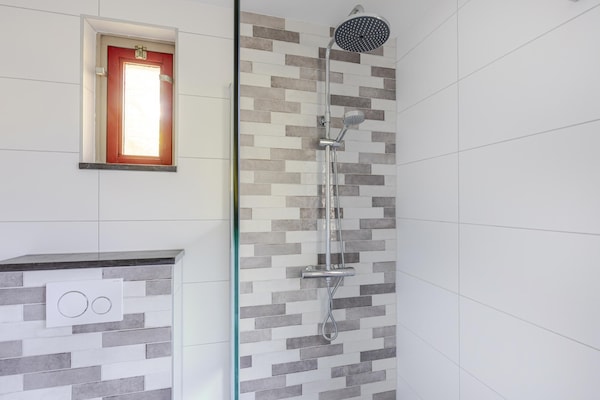 Foto van Saunabungalow aan het meer voor 4 - Vakantiehuis in Ewijk - BathRoom