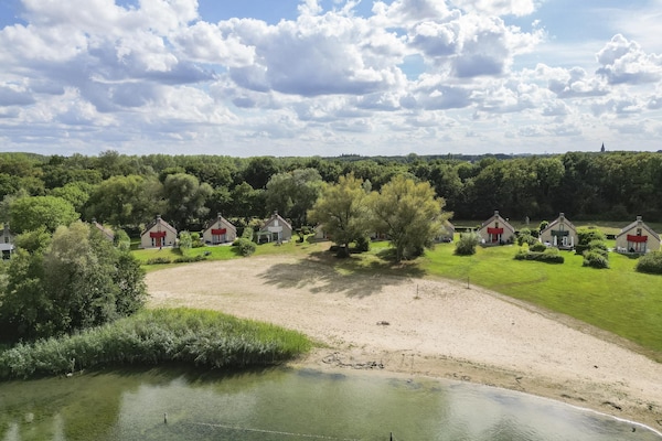 Foto van Saunabungalow aan het meer voor 4 - Vakantiehuis in Ewijk - AreaSummer1KM
