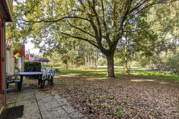 Foto van Saunabungalow aan het meer voor 4 - Vakantiehuis in Ewijk - TerraceBalcony