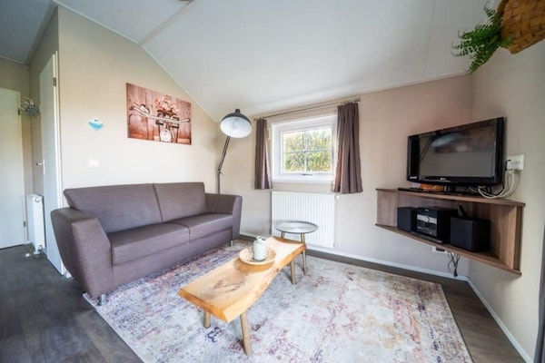 Foto van Chalet met afwasmachine, bij Park De Veluwe - Vakantiehuis in Otterlo - LivingRoom