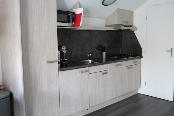 Foto van Chalet met afwasmachine, bij Park De Veluwe - Vakantiehuis in Otterlo - Kitchen