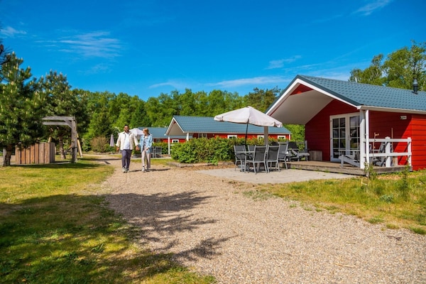 Foto van Chalet met afwasmachine, bij Park De Veluwe - Vakantiehuis in Otterlo - ExteriorSummer
