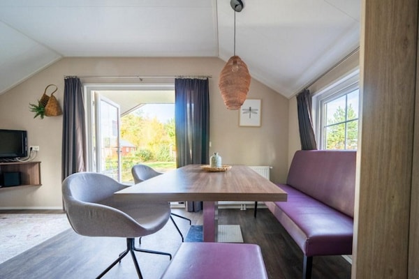 Foto van Chalet met afwasmachine, bij Park De Veluwe - Vakantiehuis in Otterlo - DiningRoom
