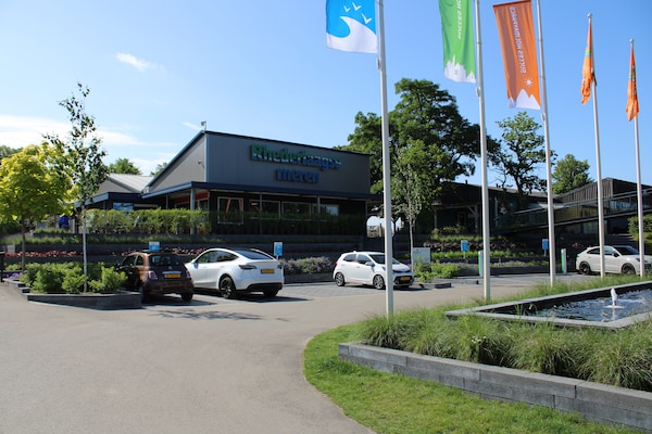 Foto van Chalet in Gelderland met ruime tuin - Vakantiehuis in Lathum - ParkFacilities