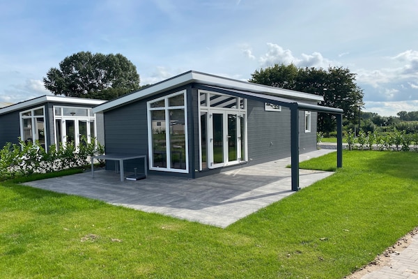 Foto van Chalet in Gelderland met ruime tuin - Vakantiehuis in Lathum - ExteriorSummer