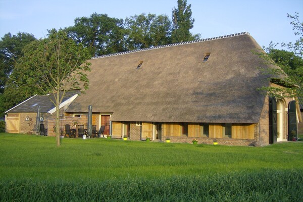 Foto van Romantische boerderij-ontsnapping - Vakantiehuis in Geesteren - ExteriorSummer