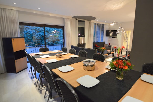 Foto van Woodland Group Villa nabij Veluwe & Campfire - Vakantiehuis in Doornspijk - DiningRoom