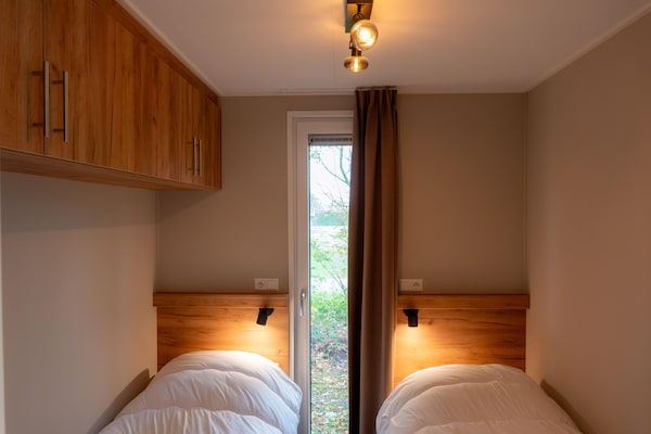 Foto van Luxe vakantiewoning omringd door water - Vakantiehuis in Sint Nicolaasga - BedRoom