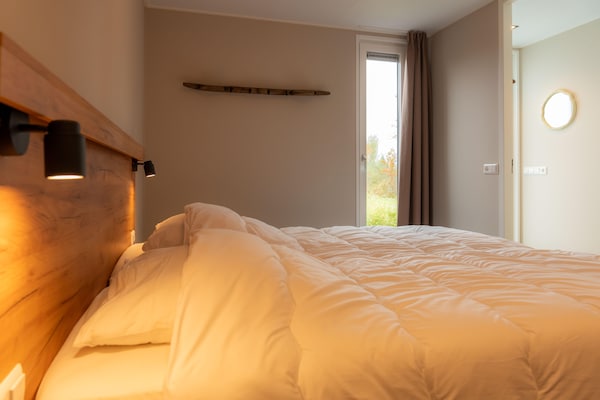 Foto van Luxe vakantiewoning omringd door water - Vakantiehuis in Sint Nicolaasga - BedRoom