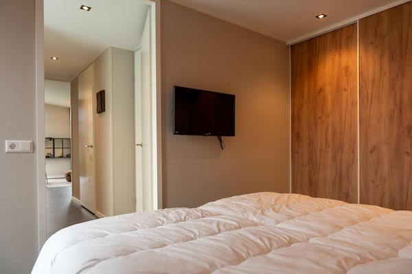 Foto van Luxe vakantiewoning omringd door water - Vakantiehuis in Sint Nicolaasga - BedRoom