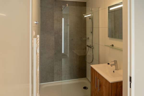 Foto van Luxe vakantiewoning omringd door water - Vakantiehuis in Sint Nicolaasga - BathRoom