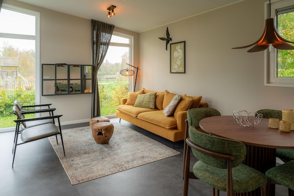 Foto van Luxe vakantiewoning omringd door water - Vakantiehuis in Sint Nicolaasga - LivingRoom