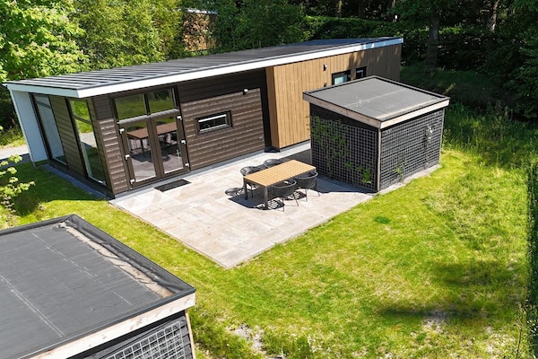 Foto van Luxe vakantiewoning omringd door water - Vakantiehuis in Sint Nicolaasga - ExteriorSummer
