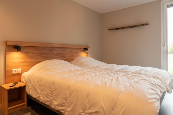Foto van Luxe vakantiewoning omringd door water - Vakantiehuis in Sint Nicolaasga - BedRoom