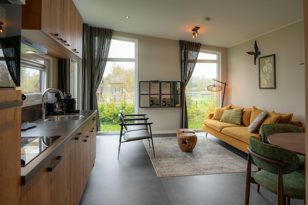 Foto van Luxe vakantiewoning omringd door water - Vakantiehuis in Sint Nicolaasga - LivingRoom