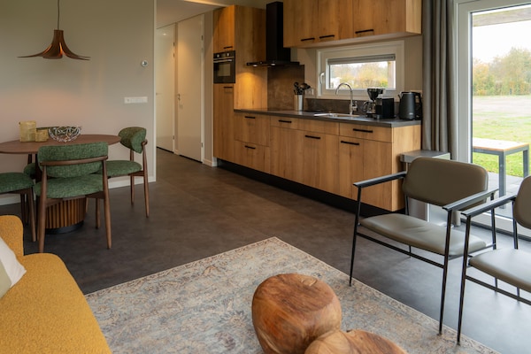 Foto van Luxe vakantiewoning omringd door water - Vakantiehuis in Sint Nicolaasga - LivingRoom
