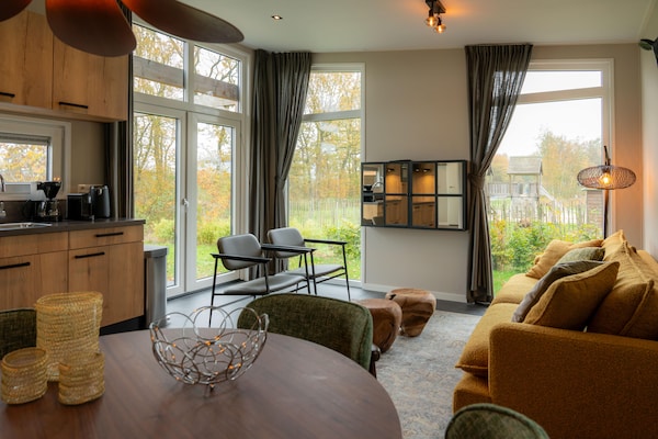Foto van Luxe vakantiewoning omringd door water - Vakantiehuis in Sint Nicolaasga - LivingRoom