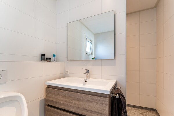 Foto van Leuk vakantiehuis met boot en steiger - Vakantiehuis in Friesland - BathRoom