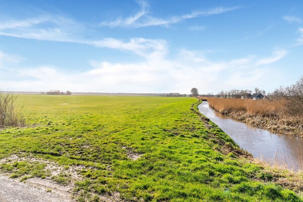 Foto van Leuk vakantiehuis met boot en steiger - Vakantiehuis in Friesland - AreaSummer5KM