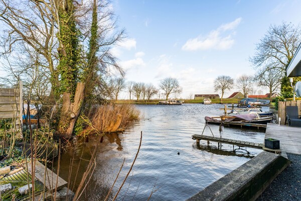 Foto van Leuk vakantiehuis met boot en steiger - Vakantiehuis in Friesland - AreaSummer5KM