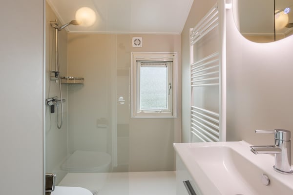 Foto van Modern chalet vlakbij het Sneekse Meer - Vakantiehuis in Terkaple - BathRoom