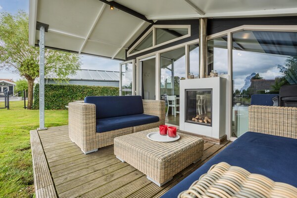 Foto van Modern chalet vlakbij het Sneekse Meer - Vakantiehuis in Terkaple - TerraceBalcony