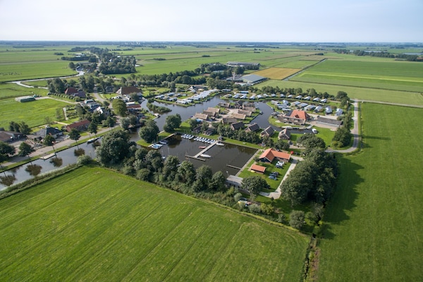 Foto van Modern chalet vlakbij het Sneekse Meer - Vakantiehuis in Terkaple - ExteriorSummer