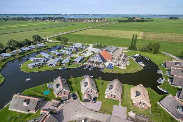 Foto van Modern chalet vlakbij het Sneekse Meer - Vakantiehuis in Terkaple - ExteriorSummer