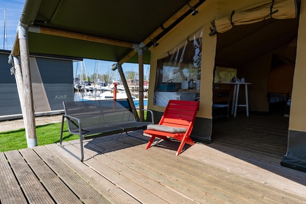 Foto van Safaritent in Heeg bij de Jachthaven - Vakantiehuis in Heeg - TerraceBalcony