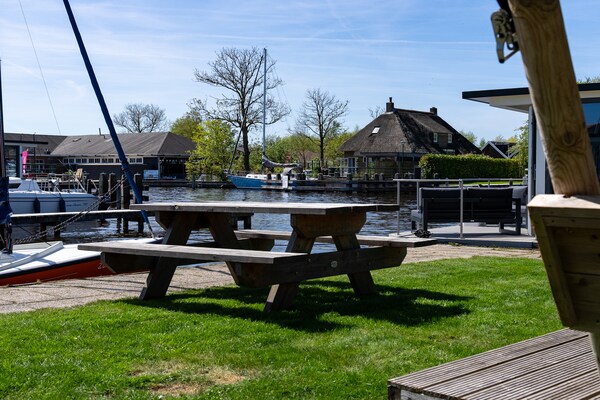 Foto van Safaritent in Heeg bij de Jachthaven - Vakantiehuis in Heeg - TerraceBalcony
