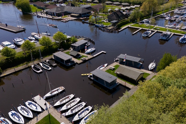 Foto van Safaritent in Heeg bij de Jachthaven - Vakantiehuis in Heeg - AreaSummer1KM