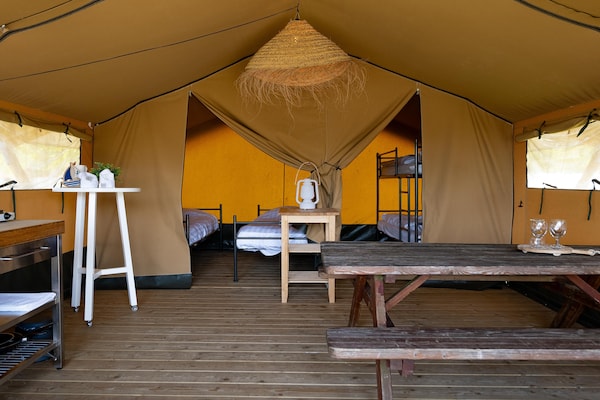 Foto van Safaritent in Heeg bij de Jachthaven - Vakantiehuis in Heeg - LivingRoom